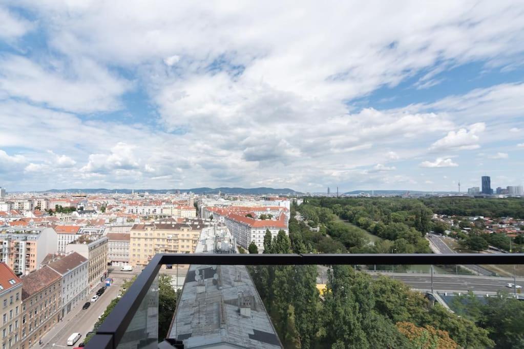 Ferienwohnung Hoch Hinaus, Neu Und Stilvoll Mit Pool Am Dach Wien Exterior foto