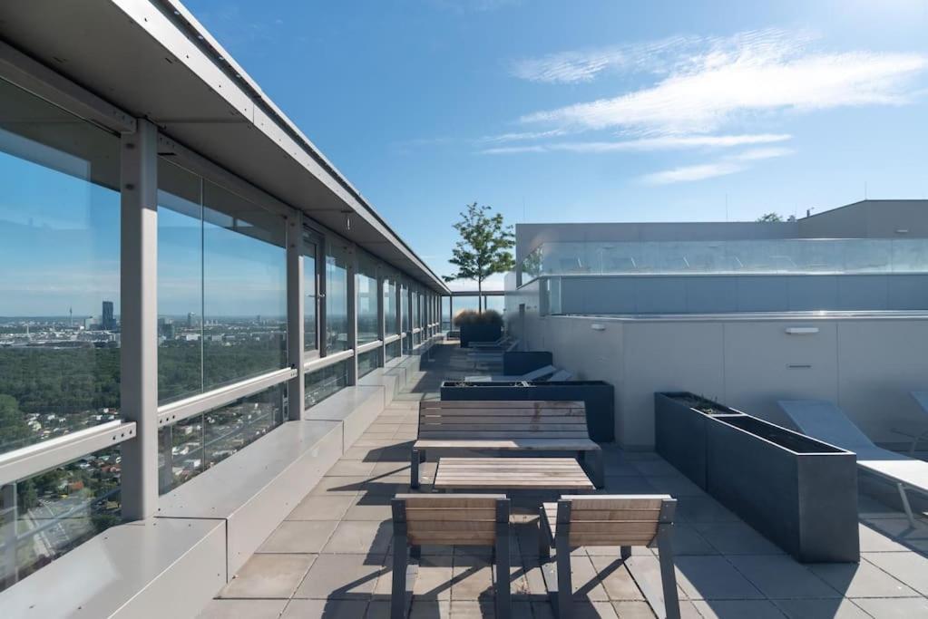 Ferienwohnung Hoch Hinaus, Neu Und Stilvoll Mit Pool Am Dach Wien Exterior foto