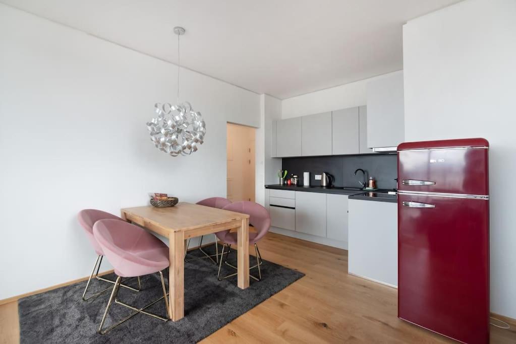 Ferienwohnung Hoch Hinaus, Neu Und Stilvoll Mit Pool Am Dach Wien Exterior foto