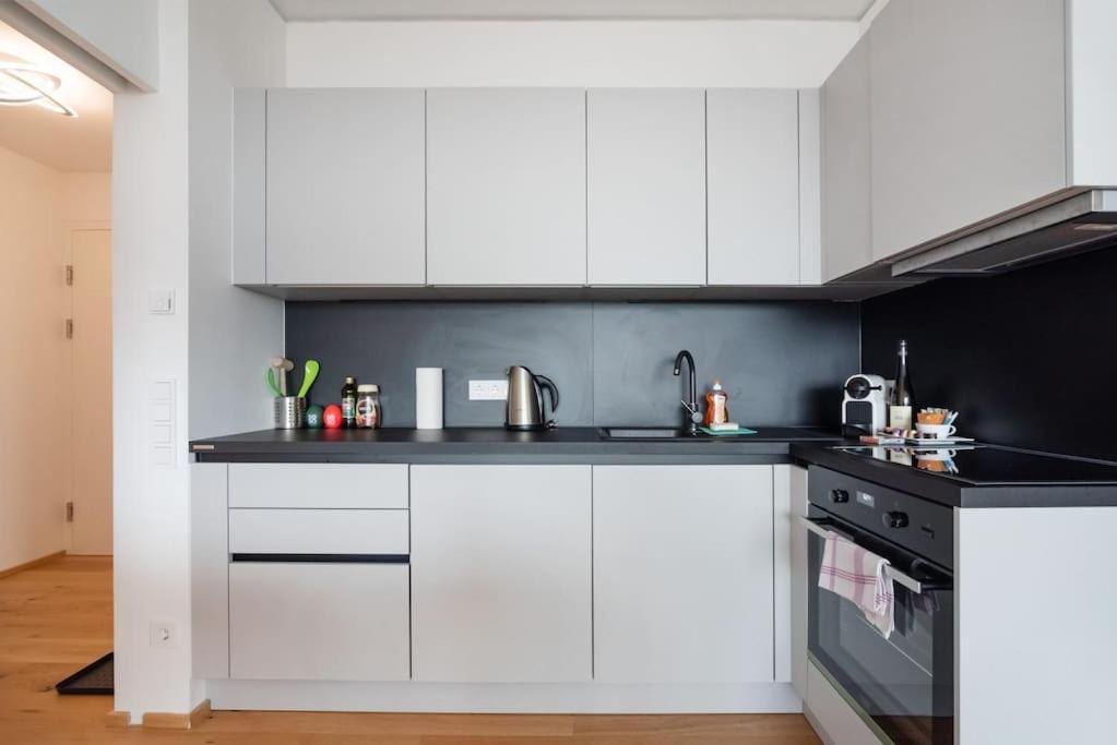 Ferienwohnung Hoch Hinaus, Neu Und Stilvoll Mit Pool Am Dach Wien Exterior foto