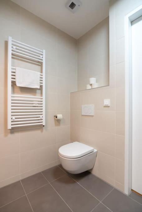 Ferienwohnung Hoch Hinaus, Neu Und Stilvoll Mit Pool Am Dach Wien Exterior foto