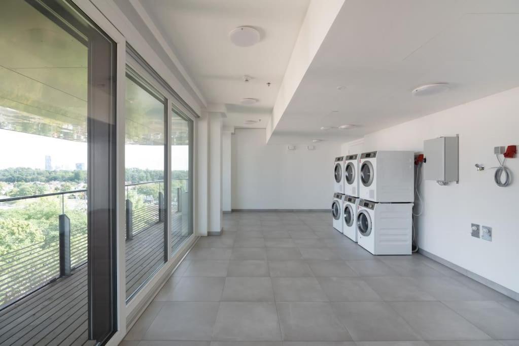 Ferienwohnung Hoch Hinaus, Neu Und Stilvoll Mit Pool Am Dach Wien Exterior foto