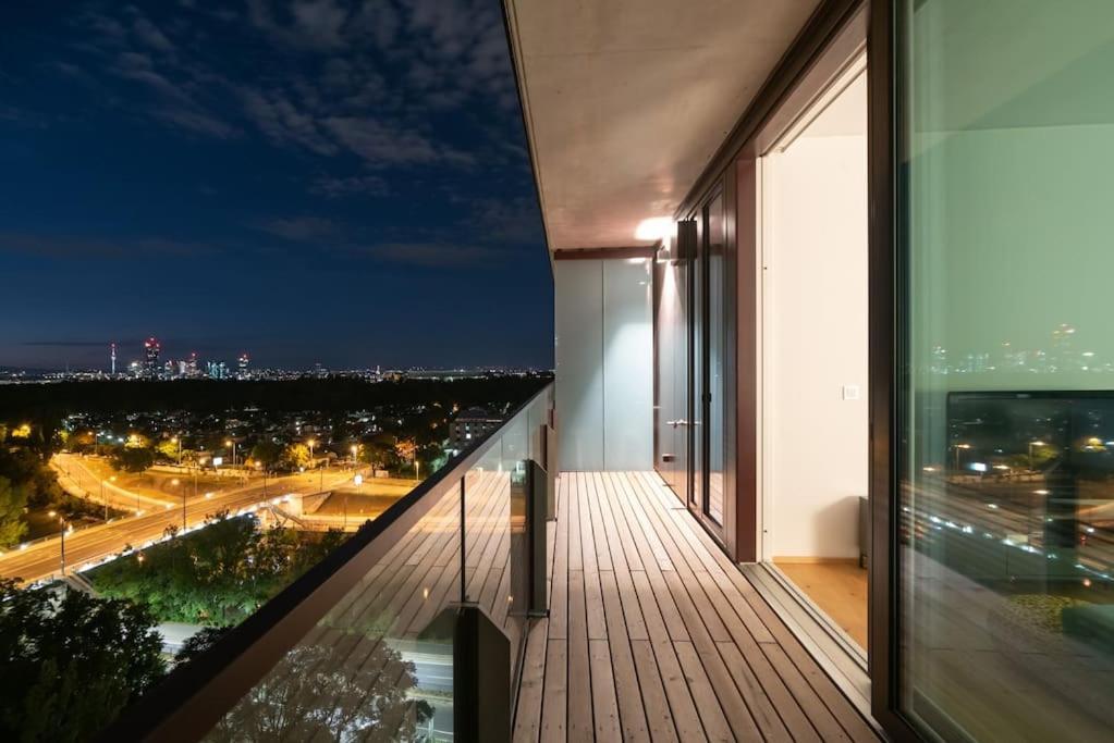 Ferienwohnung Hoch Hinaus, Neu Und Stilvoll Mit Pool Am Dach Wien Exterior foto