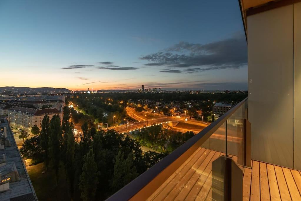 Ferienwohnung Hoch Hinaus, Neu Und Stilvoll Mit Pool Am Dach Wien Exterior foto