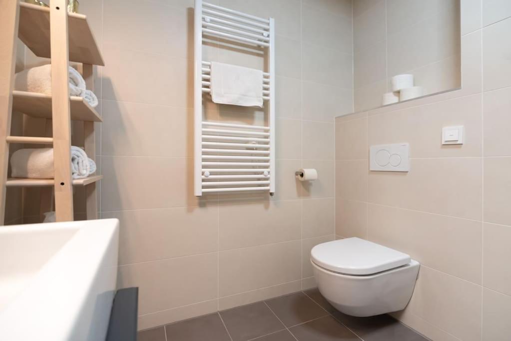 Ferienwohnung Hoch Hinaus, Neu Und Stilvoll Mit Pool Am Dach Wien Exterior foto
